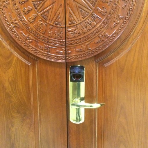 là khóa vân tay bản gold với 3 chức năng mở cửa: vân tay, mật khẩu, thẻ từ. khóa được bảo hành 1 năm. phân phối bởi Adelhanoi.com